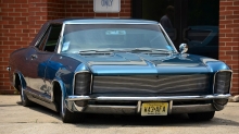 Голубой Buick Riviera